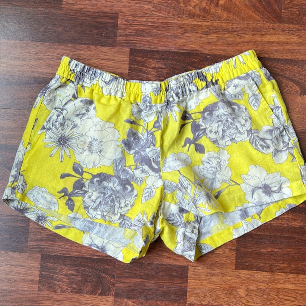 Size 4 yellow floral linen Kut from the Kloth shorts. 3.5 inch inseam.